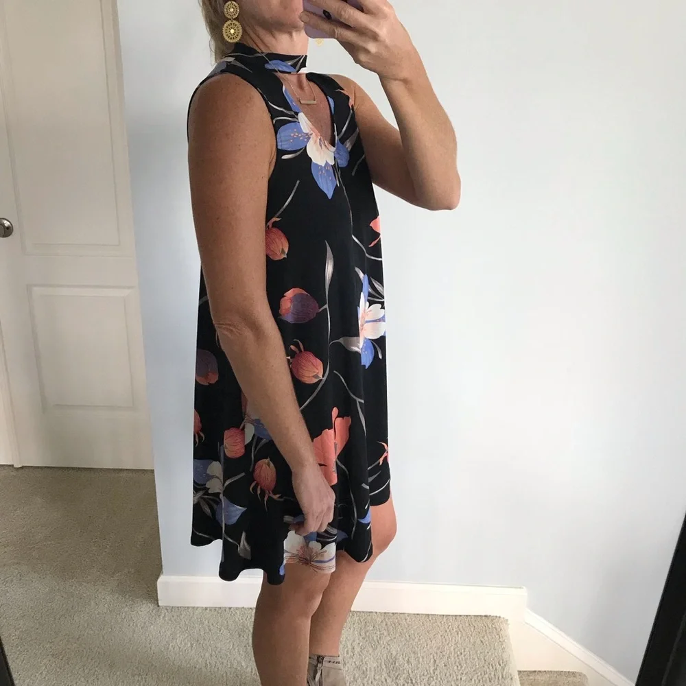 Black Floral Sleeveless Dress - Picture 4 of 7